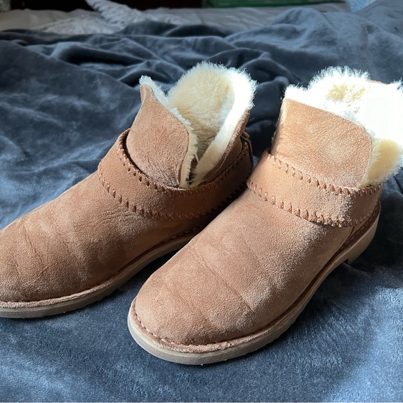 UGG women’s short boots size 6 gently worn a few time. - Picture 2 of 8